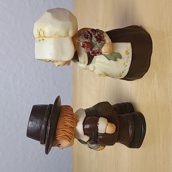 Vintage Hallmark Merry Miniature Thanksgiving Pilgrims salt & pepper shakers - Picture 2 of 5